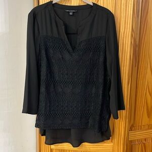 ZAC & RACHEL Women’s Black Silk Lace Crochet Lined Blouse Large with Side Vents.